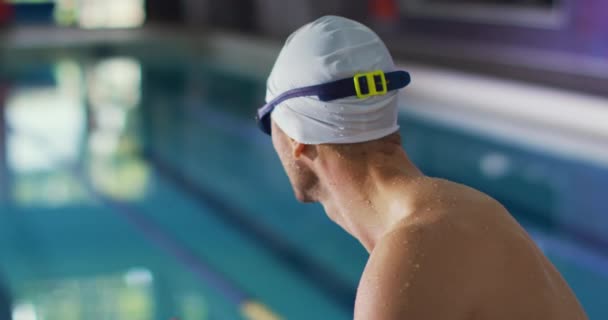 一个年轻的白种男性游泳者在游泳池边的肖像 — 图库视频影像