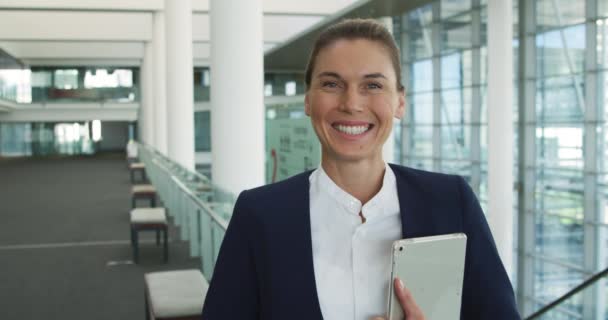 Porträtt Närbild Leende Ung Kaukasiska Affärskvinna Som Innehar Tablet Stående — Stockvideo