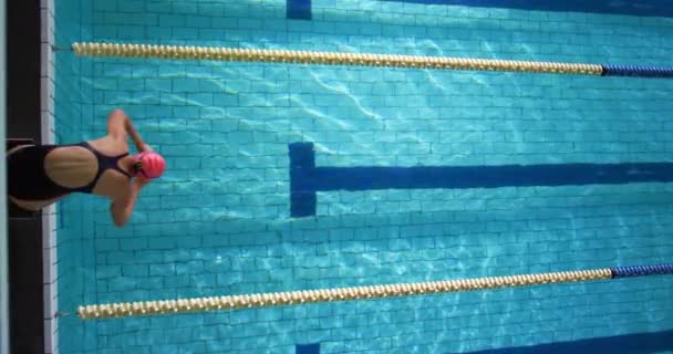 Vista Frontal Uma Jovem Nadadora Caucasiana Treinando Uma Piscina Pulando — Vídeo de Stock