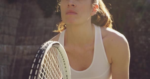 Pohled Mladou Kavkazskou Ženu Která Hraje Tenis Hřišti Čeká Míč — Stock video