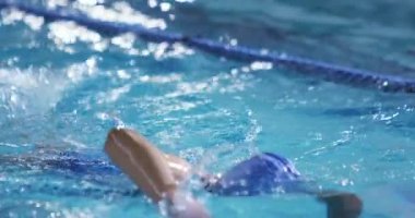 Bir yüzme havuzunda eğitim genç bir kadın yüzücü yakın görünümü, tarama