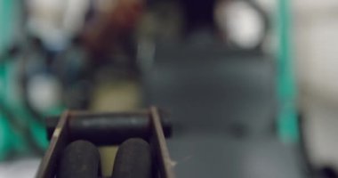 Bir depo yükleme koyunda iki yönlü bir radyo üzerinde konuşurken bir forklift kamyon reklam sürüş genç bir karışık ırk kadın depo işçisi yakın