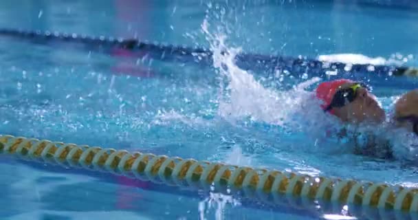 Vista Lateral Una Joven Nadadora Caucásica Entrenando Una Piscina Espalda — Vídeos de Stock