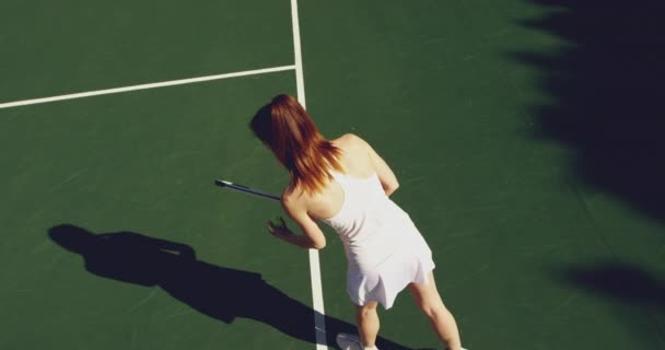 Kortta Tenis Oynayan Hizmet Veren Beyaz Bir Kadının Havai Görünümü — Stok video