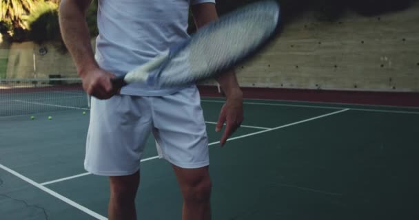 Kortta Tenis Oynayan Tenis Topu Zıplatan Beyaz Bir Adamın Görünümü — Stok video