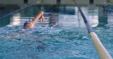 Bir yüzme havuzunda eğitim genç kadın yüzücüler Arka görüş, tarama