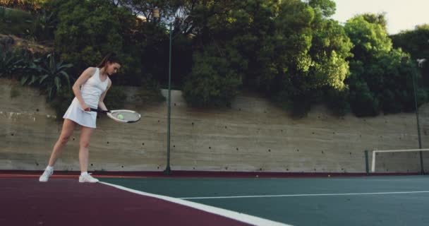 Kortta Tenis Oynayan Hizmet Veren Beyaz Bir Kadının Yan Görünümü — Stok video