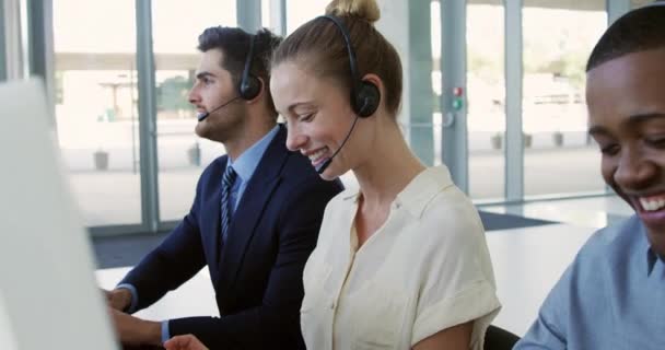 Vista Frontal Una Joven Mujer Negocios Caucásica Hablando Con Auriculares — Vídeos de Stock