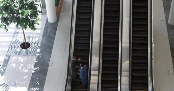 Wysoki Kąt Widzenia Młodego Białego Biznesmena Białego Biznesmena Średnim Wieku — Wideo stockowe