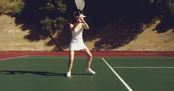 Seitenansicht Einer Jungen Kaukasischen Frau Die Auf Einem Tennisplatz Tennis — Stockvideo