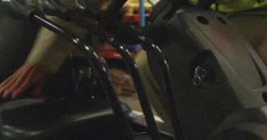 Bir depo yükleme koyunda bir forklift kamyon üzerine tırmanma genç bir karışık ırk kadın depo işçisi nin ön görünüm orta bölümü