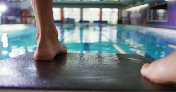 Nahaufnahme Von Beinen Und Händen Einer Jungen Kaukasischen Schwimmerin Die — Stockvideo