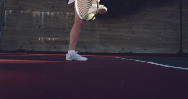 Seitenansicht Unterteil Einer Jungen Kaukasischen Frau Die Auf Einem Tennisplatz — Stockvideo