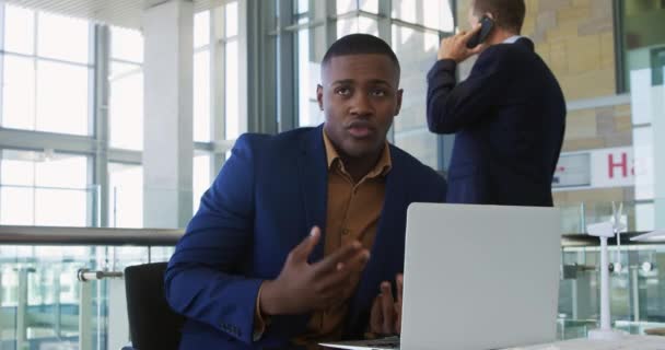 Vista Frontal Cerca Joven Hombre Negocios Afroamericano Sentado Escritorio Usando — Vídeo de stock