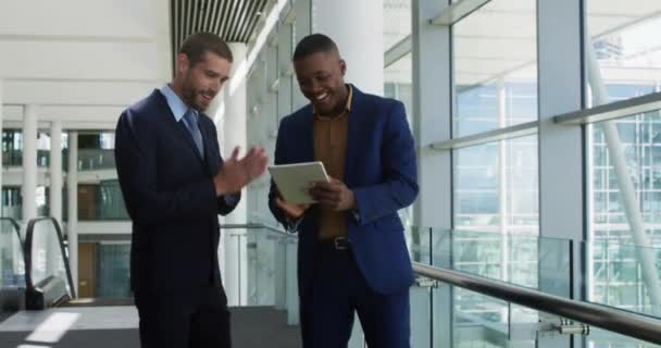 Vista Frontal Joven Hombre Negocios Afroamericano Joven Hombre Negocios Caucásico — Vídeos de Stock