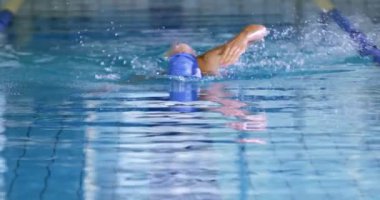 Bir yüzme havuzunda genç bir Kafkas kadın yüzücü eğitim ön görünümü, tarama