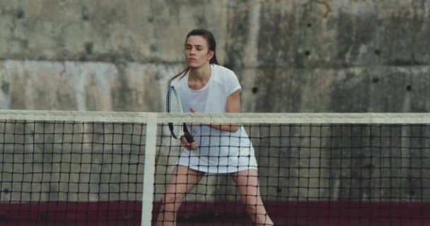 Vista Frontal Una Joven Mujer Caucásica Jugando Tenis Una Cancha — Vídeos de Stock