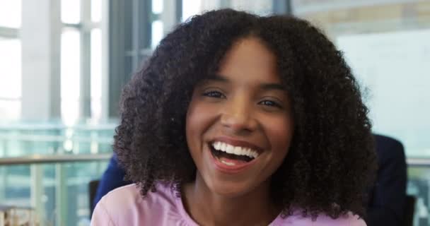 Retrato Cerca Una Joven Mujer Negocios Afroamericana Sonriendo Cámara Riendo — Vídeo de stock