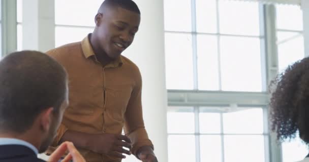 Vista Frontal Perto Jovem Empresário Afro Americano Apresentando Colega Masculino — Vídeo de Stock