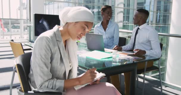 Portret Bliska Młodej Mieszanej Bizneswoman Rasy Noszącej Hidżab Siedzącej Piszącej — Wideo stockowe