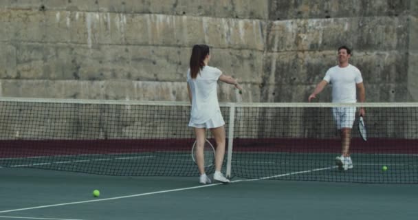 Pohled Mladou Kavkazskou Ženu Mladého Kavkazského Muže Hrající Tenis Nádvoří — Stock video