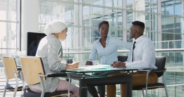 Zijaanzicht Van Een Jonge Gemengde Race Zakenvrouw Met Een Hijab — Stockvideo