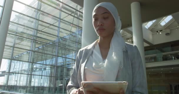 一位年轻的混血女商人戴着头巾 站在阳光明媚的现代办公室 前视特写 — 图库视频影像