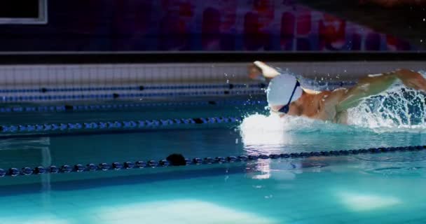 在游泳池 蝴蝶的年轻白种男性游泳训练前视图 — 图库视频影像