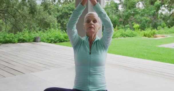 Front Bild Senior Kaukasisk Kvinna Utövar Yoga Trädgård — Stockvideo