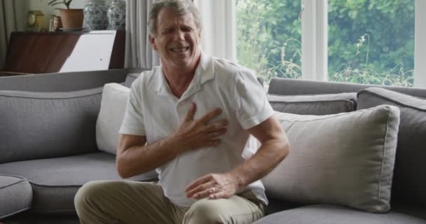 前视图一个高级白种人男子抱着他的胸部在痛苦 经历胸痛 — 图库视频影像