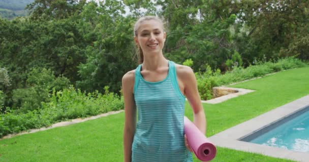 Porträt Einer Jungen Kaukasischen Frau Sportkleidung Und Mit Einer Yogamatte — Stockvideo