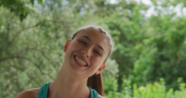 Retrato Uma Jovem Caucasiana Vestindo Roupas Esportivas Sorrindo Para Câmera — Vídeo de Stock