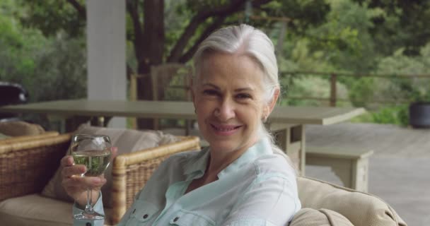庭でワインを飲み カメラに微笑む白人女性の肖像 — ストック動画