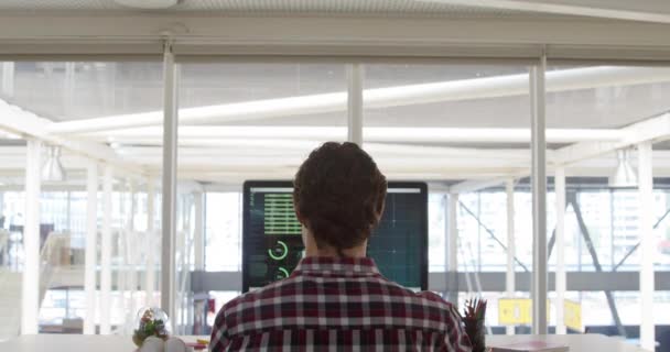 Vista Trasera Joven Hombre Caucásico Negocio Creativo Trabajando Una Oficina — Vídeo de stock