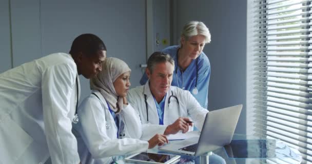 Video Vista Frontal Médicos Multiétnicos Discutiendo Sobre Ordenador Portátil Hospital — Vídeo de stock