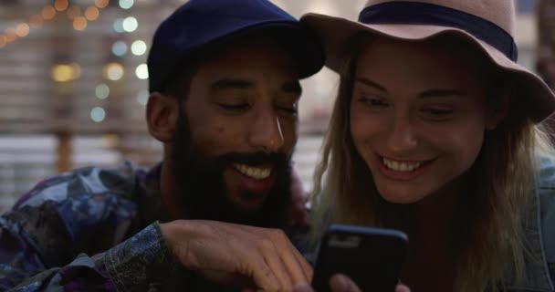 一个快乐的年轻白人女性和混血的男性朋友在屋顶上的一个派对上享受着自己的快乐 面带微笑 自私自利 — 图库视频影像