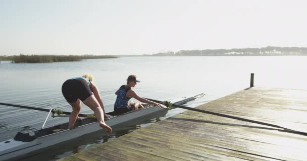 Sidoutsikt Över Två Unga Vuxna Kaukasiska Kvinnliga Roddare Stående Ett — Stockvideo