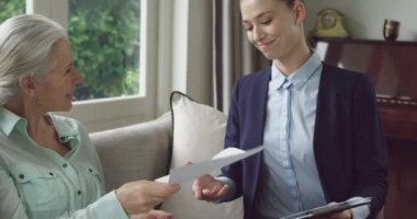 Genç bir Kafkas erkek mali danışman ile bir toplantıda bir oturma odasında üst düzey bir Kafkas adam ve kadın yan görünümü yakın, el sıkışma