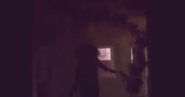 放棄された倉庫でファッショナブルな若い女性 — ストック動画