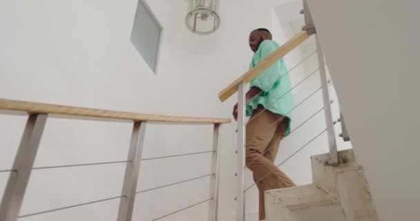 Vista Ángulo Bajo Hombre Joven Adulto Raza Mixta Bajando Escaleras — Vídeos de Stock