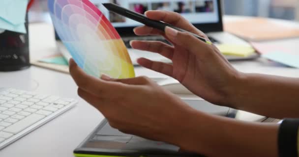 在现代创意办公室工作的年轻女子的手的特写 使用图形平板电脑从色轮中选择颜色 — 图库视频影像