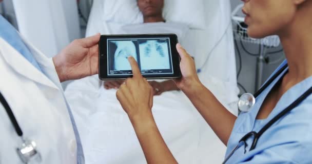 Close Médicos Multi Étnicos Discutindo Relatório Raios Tablet Digital Enfermaria — Vídeo de Stock