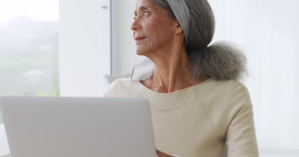 Vista Lateral Perto Uma Mulher Madura Mista Usando Computador Portátil — Vídeo de Stock