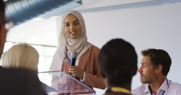 Přední Pohled Zblízka Mladý Asijský Podnikatel Nosí Hidžáb Stojící Pultíku — Stock video