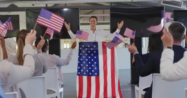 Siyasi Mitingde Amerikan Bayrağıyla Süslenmiş Podyumda Dikilen Gülümseyen Genç Beyaz — Stok video