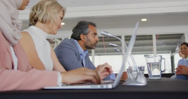 Vista Lateral Cerca Tres Delegados Negocios Una Joven Asiática Que — Vídeo de stock