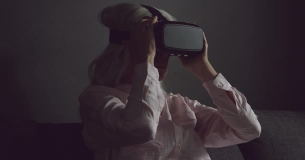 Boční Pohled Zblízka Starší Kavkazskou Ženu Která Nosí Sluchátka Virtuální — Stock video