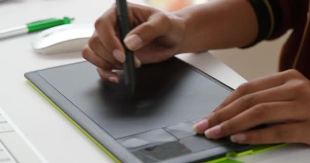 一位年轻女子在现代创意办公室工作的特写手 使用图形平板电脑 — 图库视频影像