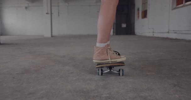 Pernas Uma Jovem Mulher Caucasiana Quadril Armazém Vazio Montando Skate — Vídeo de Stock