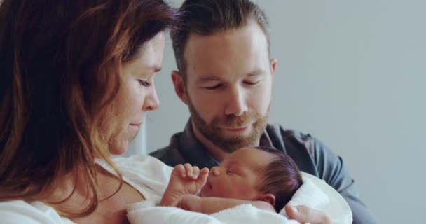 Hastanede Koğuşta Yeni Doğan Bebek Tutan Anne Baba Yavaş Hareket — Stok video
